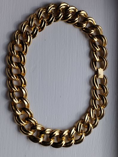 A striking and stylish vintage gold-tone necklace.