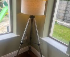 Tripod floor Lamp