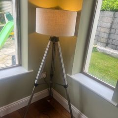 Tripod floor Lamp