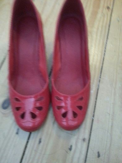 Red Shoes. Mid Heel