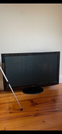 40 inch Panasonic flat screen tv with Panasonic sound bar, both remotes, cables and manual included and all working perfectly