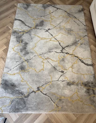 Marbled effect rug