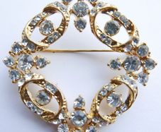 Vintage Brooch Delicate Wreath With Clear Rhinestones Gold Tone Elegant