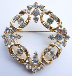 Vintage Brooch Delicate Wreath With Clear Rhinestones Gold Tone Elegant