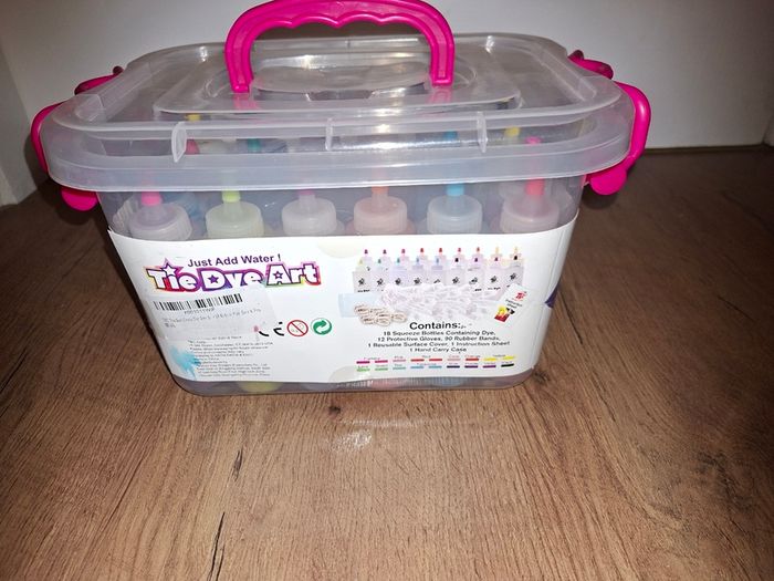 Tie Dye Art kit 18 colours, 12 of them unused&6 have more than half amount of paint left in them