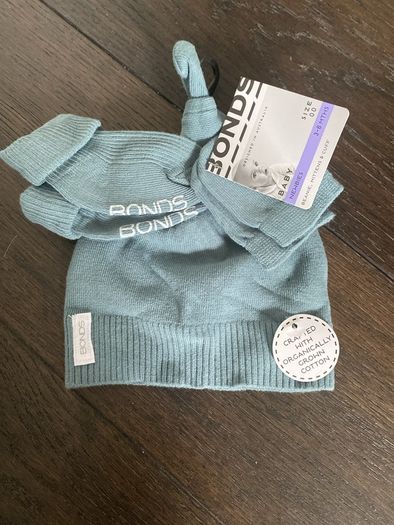 BNWT Bonds hat, mitten and sock set.