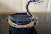 Collectors .. glass swan figurine