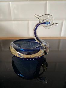 Collectors .. glass swan figurine