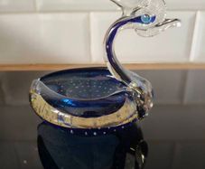 Collectors .. glass swan figurine