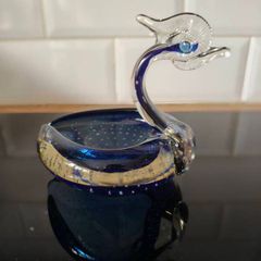 Collectors .. glass swan figurine