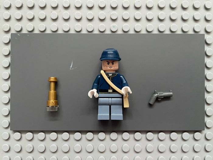 lego Lone Ranger tlr020 Cavalry Soldier minifigure- Brown Eyebrows, Stubble