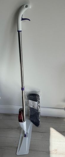 Manual spray mop
