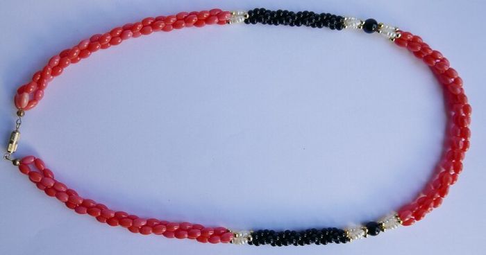 Vintage Red and Black Corals length 23,5"