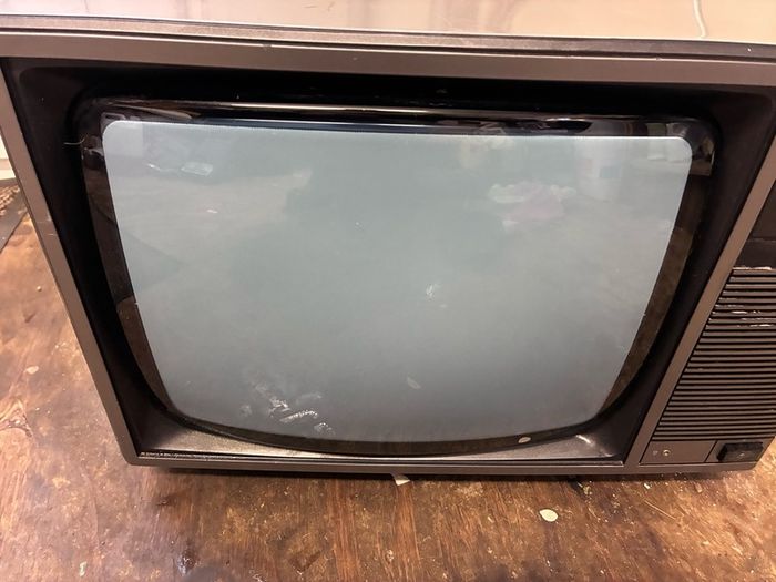Vintage Mitsubishi 13 inch colour Tv 1980's