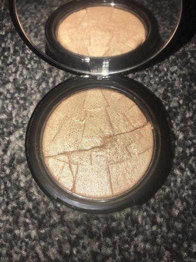 Anastasia Beverly Hills the very popular highlighter in SO HOLLYWOOD