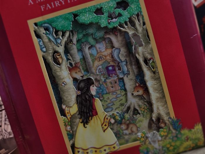 Snow White ! A Magic 3-Dimensional Fairy-Tale ! Hardcover ! 2006 ! by Fernleigh Books !