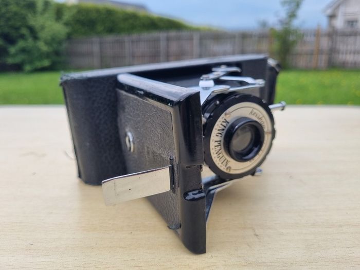 Vintage Kershaw eight-20 King Penguin folding camera