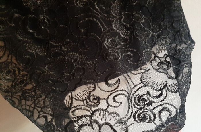 New black lace top tag attached
