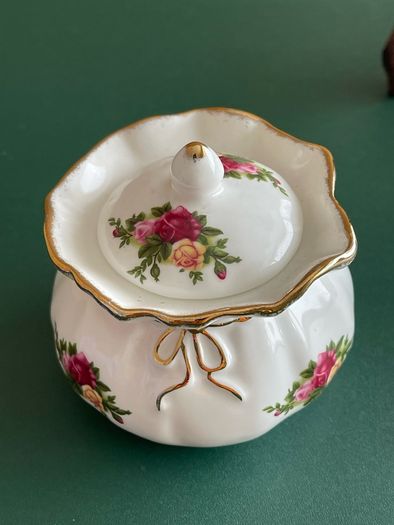 Royal Albert Old Country Roses Dorothy pot