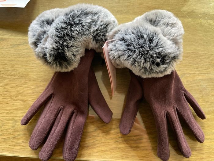 Ladies grape/plum gloves with faux fur trim