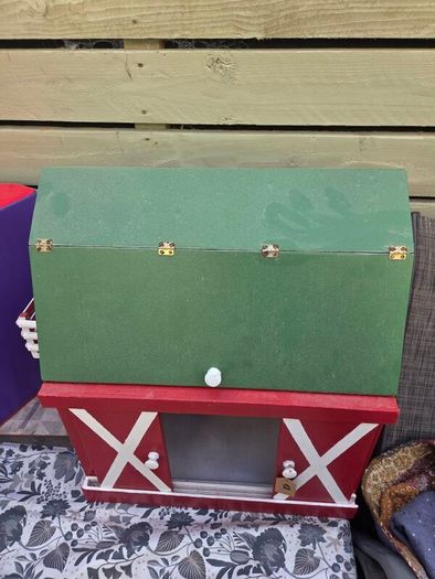 Barn house , wooden and great for Kids