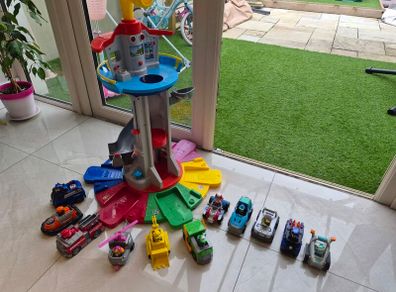 Paw Patrol Lookout tower & many extras