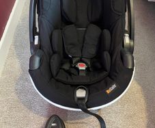 BeSafe infant car seat with isofix base