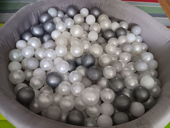 Ball pit with balls