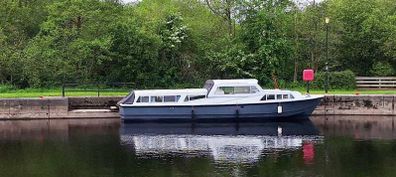 Aquafibre 42 mk 1 motor cruiser