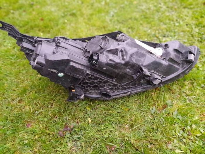 2 Genuine Hyundai i30 Halogen Headlights