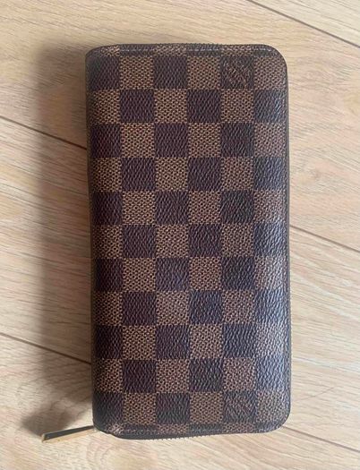 Louis Vuitton zippy wallet