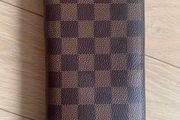 Louis Vuitton zippy wallet