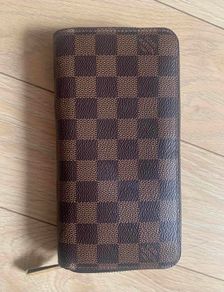 Louis Vuitton zippy wallet