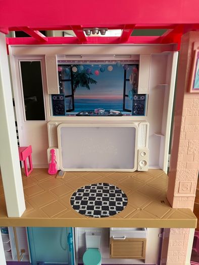 Barbies Dream house GRG93 three story dollhouse