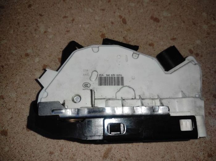 Skoda Superb 2012 left rear door lock