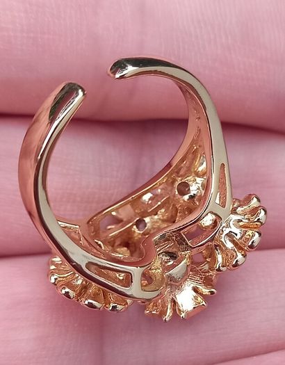 Vintage jewelry is sold individually for 5 to 10 euros