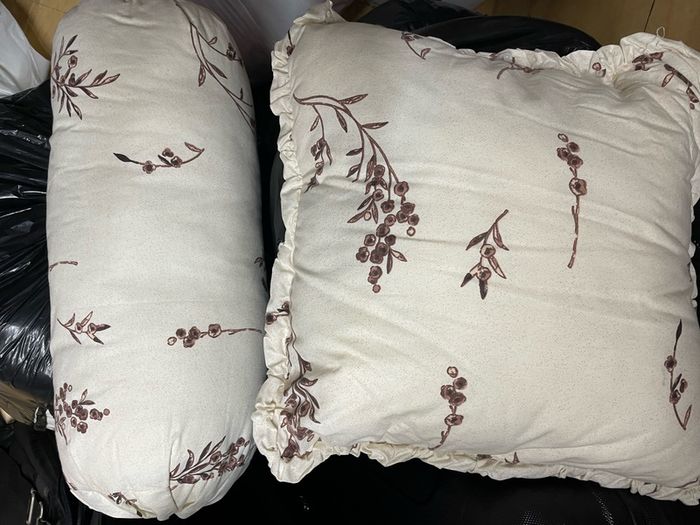 Beautiful King Size Bed Spread and two matching cushions and Pillow covers
