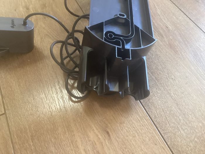 Dyson V7 V8  Charger  Station  And Wal Support