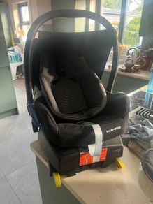 Maxi Cosi car seat with 2 Isofix bases (Free)