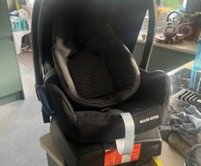 Maxi Cosi car seat with 2 Isofix bases (Free)