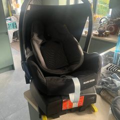 Maxi Cosi car seat with 2 Isofix bases (Free)