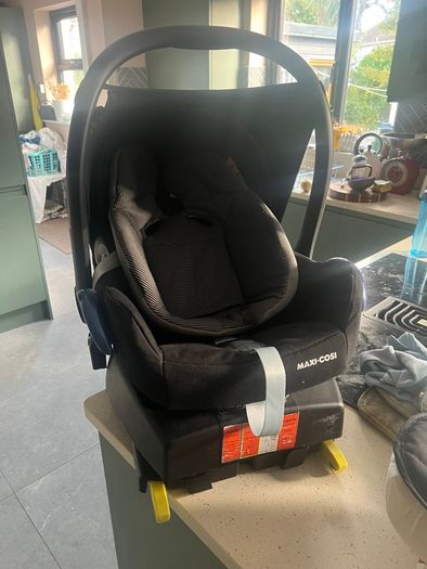Maxi Cosi car seat with 2 Isofix bases (Free)