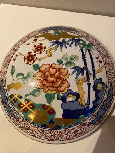 Japanese Imari ware  large 6 inch lidded dish