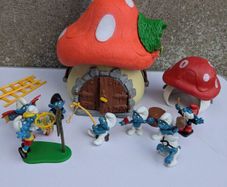 Schleich smurf house and figures