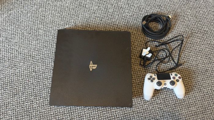 PlayStation PS4 Pro 1TB 9.00 Firmware CUH-7216B