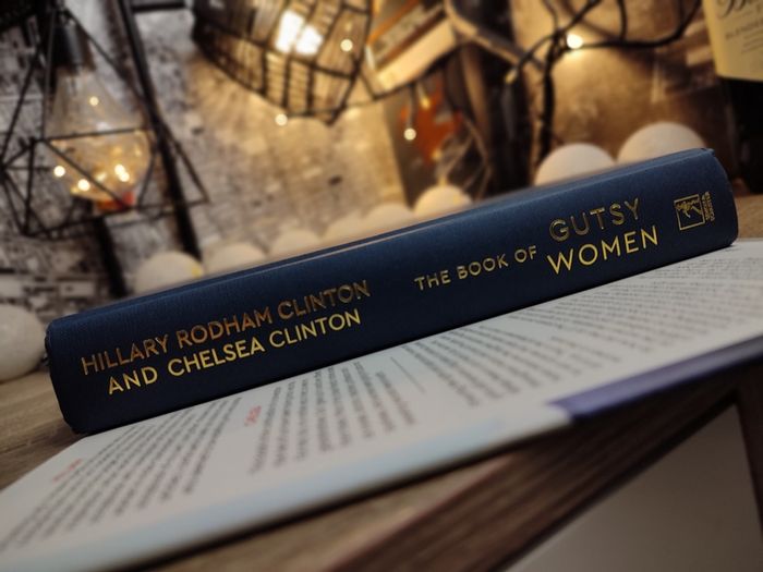 The Book of Gutsy Women: Favourite Stories of Courage and Resilience ! by Hillary and Chelsea Clinton ! RRP 31.50e ! Hardcover ! 2019 ! by Simon & Schuster UK !