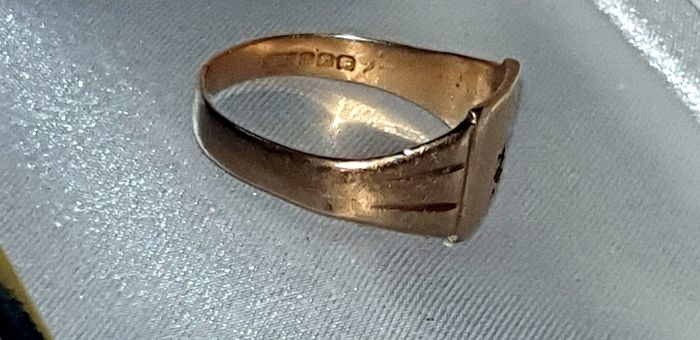 Vintage Solid Gold Signet Ring Starburst Design (2.75g)
