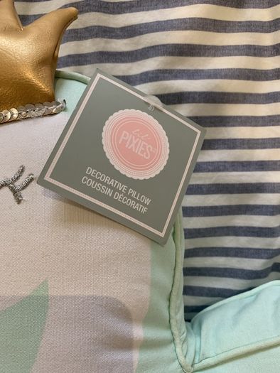 Decorative swan pillow