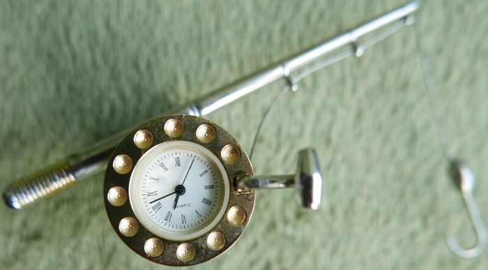 Vintage Fishing Rod & Reel Collectible Mini-Clock ,fresh battery, works fine