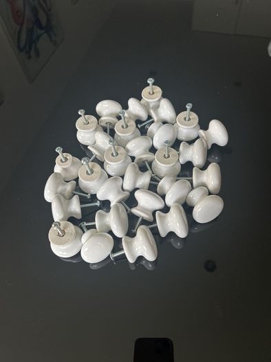 29 Ceramic knobs white